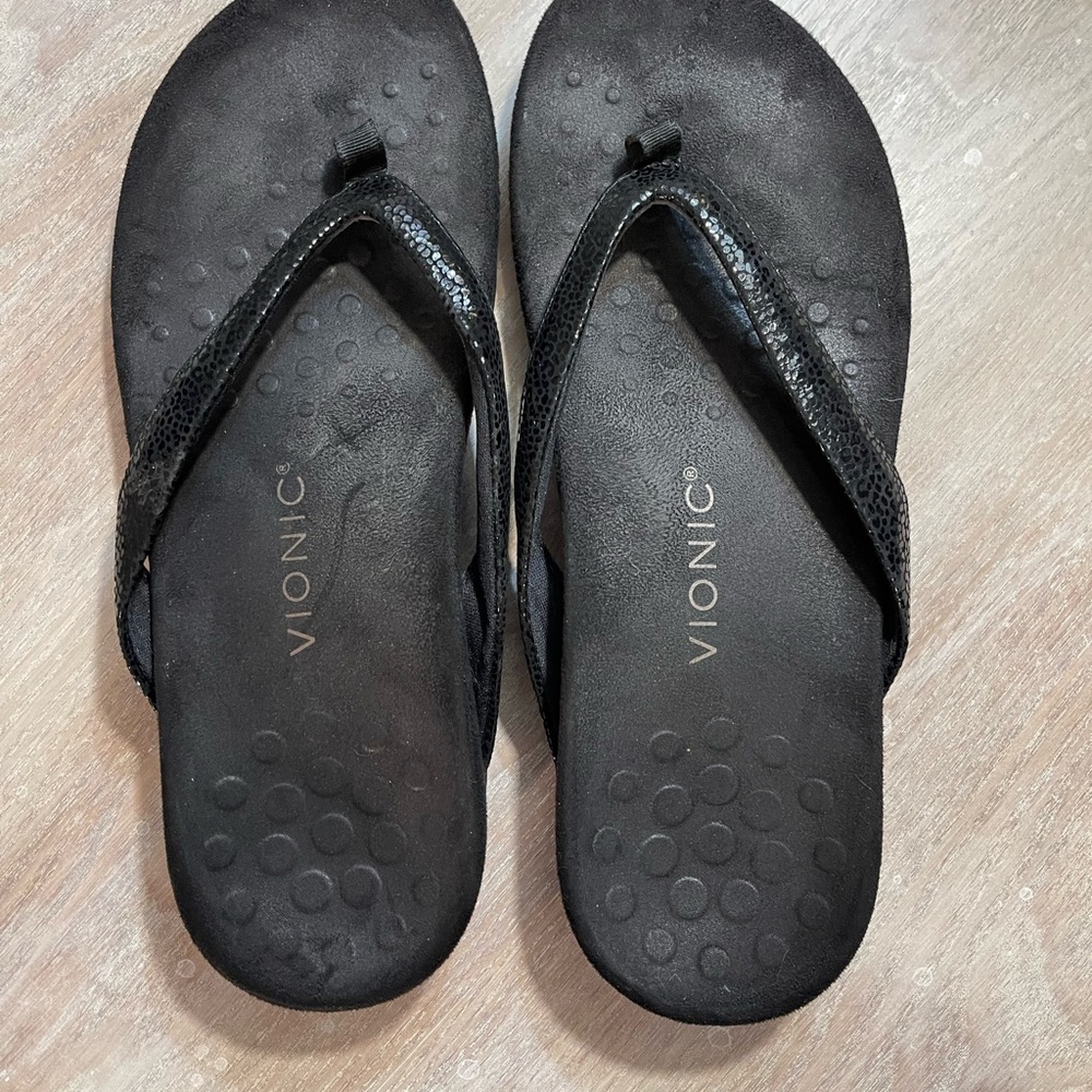 Vionic Black Flip Flops